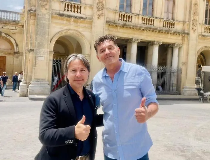 da sinistra il sindaco di Noto Corrado Figura con Teo Mammucari