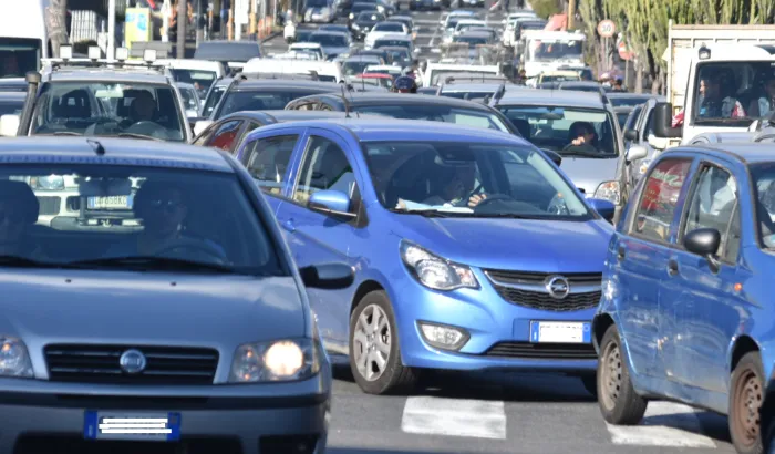 Anche auto dei carabinieri coinvolta in incidente in via  Giuffrida a Catania: un ferito e traffico in tilt