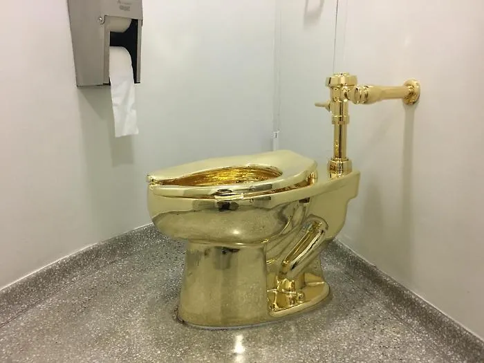 Venduto per &ldquo;soli&rdquo; 12 milioni il water d'oro massiccio di Cattelan ma si sperava in qualcosa di pi&ugrave;: &egrave; il valore del metallo pi&ugrave; i diritti d'asta 