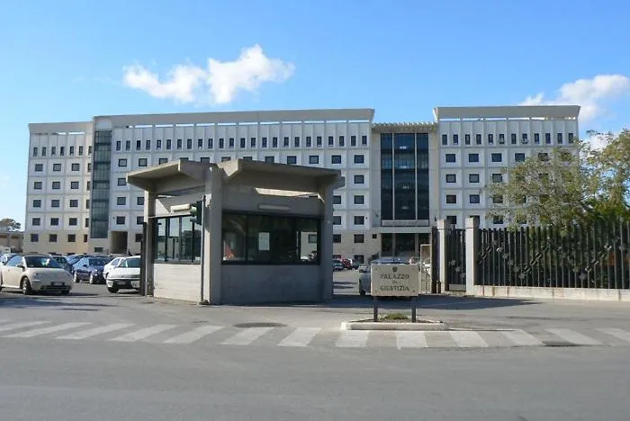 Fer&igrave; a colpi di pistola un vicino di casa: condannato a 8 anni