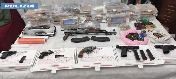 Arsenale in cucina e droga nascosta nei cassonetti delle tapparelle: 48enne arrestato a Catania