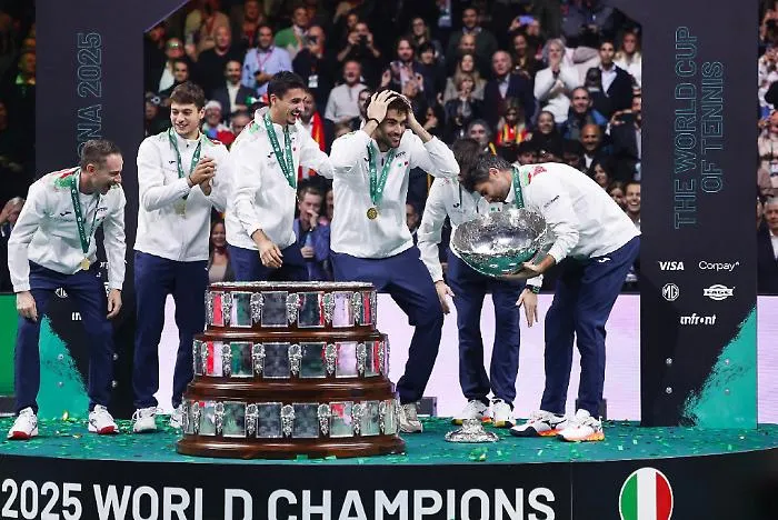 Coppa Davis, l'Italia rompe "l'insalatiera" durante la premiazione