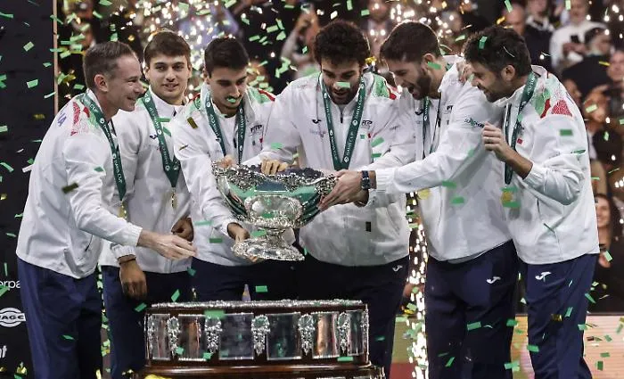 Dalle ATP Finals alla Coppa Davis: l'Italia del tennis celebra un'et&agrave; dell'oro con Sinner e Cobolli