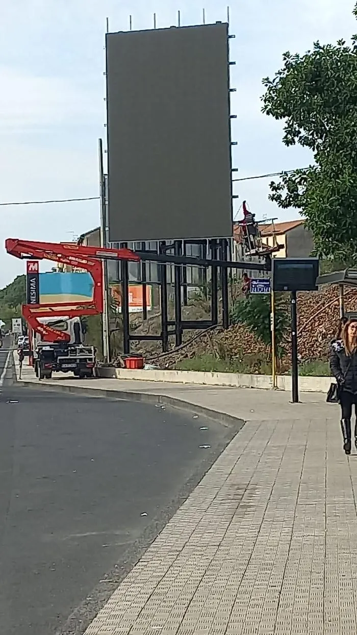 Cartellone pubblicitario accanto la Stazione Nesima