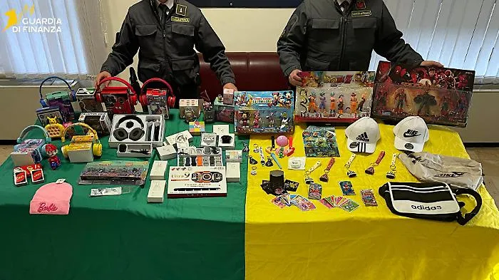 Sequestrati Labubu, vestiti e accessori per smartphone. Quattro commercianti denunciati nel Catanese