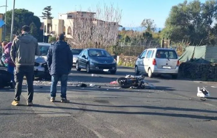 Incidente stradale Via Etnea Tremestieri Etneo
