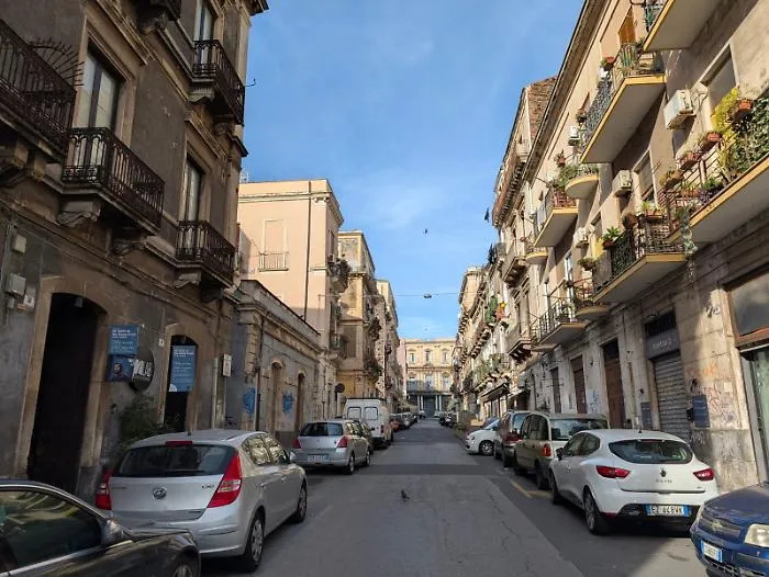 Civita, i residenti non ne vogliono sapere: &laquo;Altro che passerella per chi arriva in crociera, non si pedonalizzi la via Porta di Ferro&raquo;
