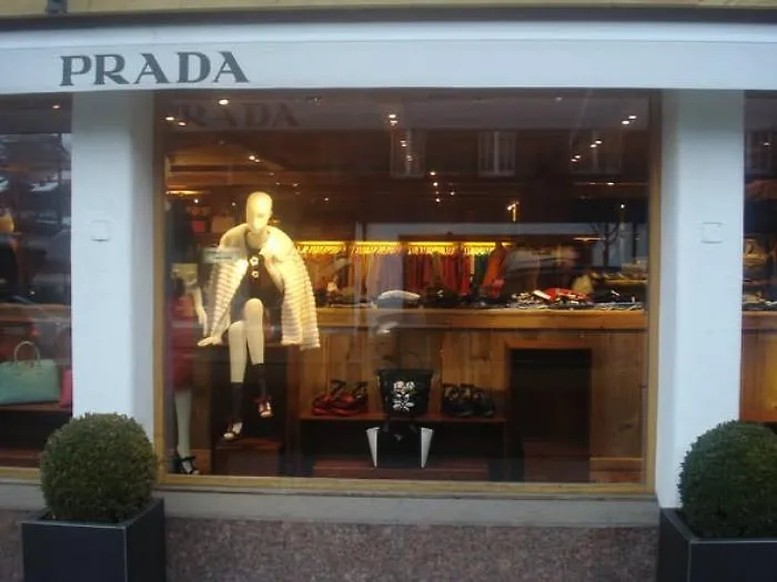 Un'inchiesta scuote il lusso della moda: si indaga su produzione e caporalato