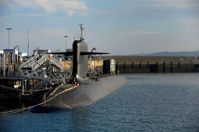 Droni sulla base super segreta dei sottomarini nucleari francesi, la Marina spara colpi di artiglieria