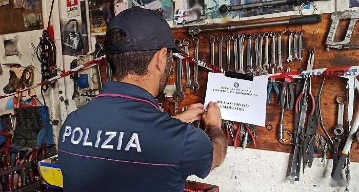Controlli straordinari a Catania: sequestrata officina abusiva sequestrata e sanzioni ad ambulanti 