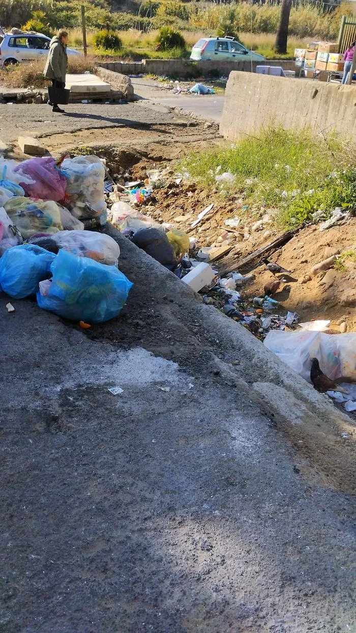 La buca piena di rifiuti