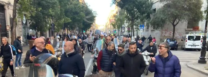 Gli ex Pip continuano a protestare, presidio permanente sotto la sede dell'Ars