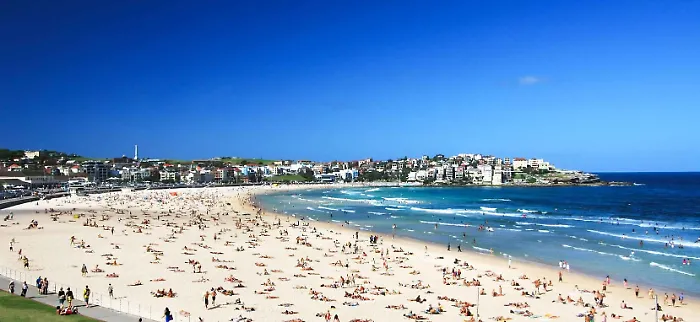 Spari in spiaggia a Bondi Beach durante la celebrazione di Hanukkah: ci sarebbero feriti