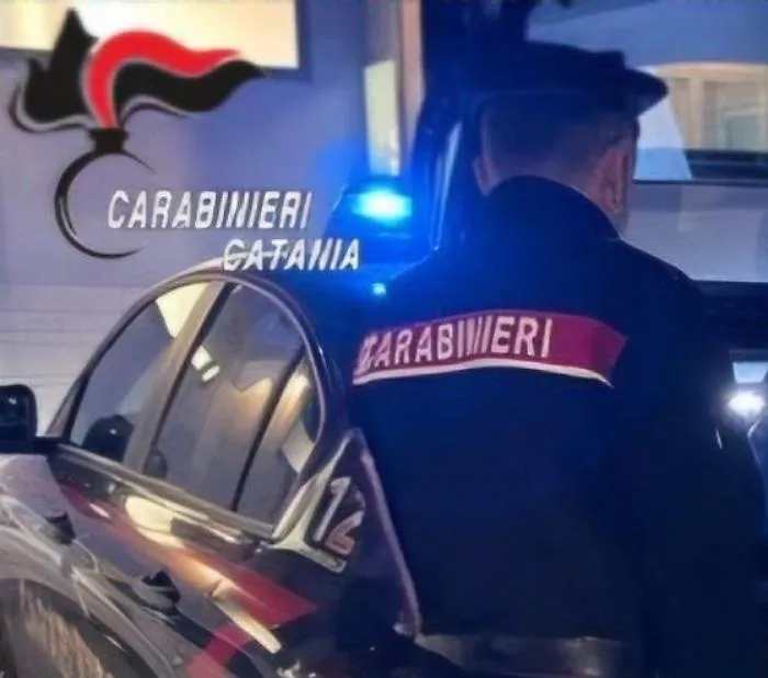 Un 41enne &egrave; stato denunciato per guida senza patente e ricettazione: sequestrati martello e cassetta degli attrezzi