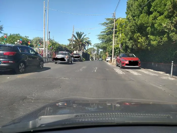 Dosso non segnalato in via Roma, Mascalucia