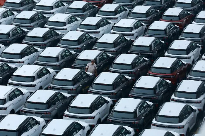 Auto, addio al &ldquo;divieto totale&rdquo;: Bruxelles ridisegna il 2035. Obiettivo CO2 al 90%, spazio a ibridi e carburanti sostenibili