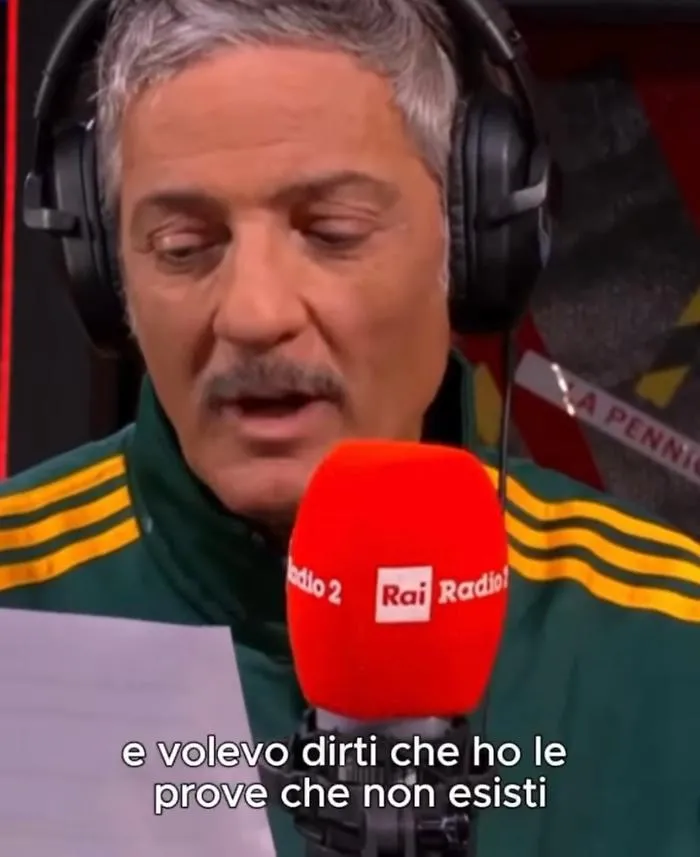 Fiorello tira fuori la letterina di Corona: &laquo;Caro Babbo Natale, sono Fabrizio e ho le prove che non esisti...&raquo;