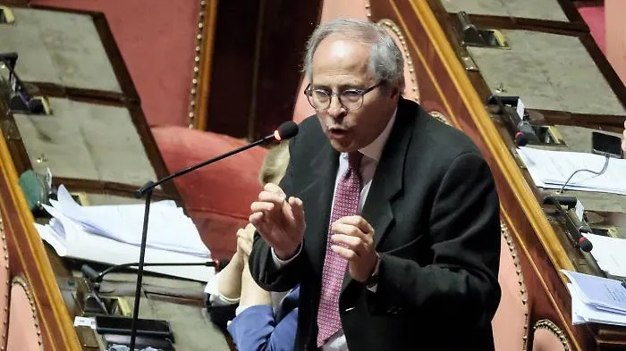 &ldquo;Concorsi con il vincitore gi&agrave; scritto&rdquo;: la denuncia di Andrea Crisanti che riapre il dossier-Universit&agrave;