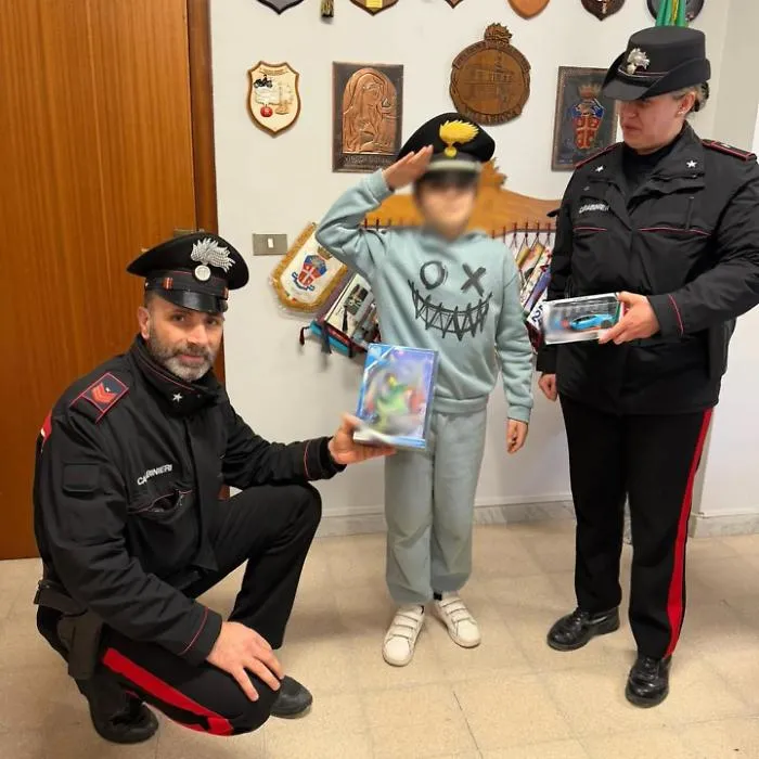 In strada ad 11 anni per comprare un regalo alla sorella: i carabinieri arrivano in suo aiuto