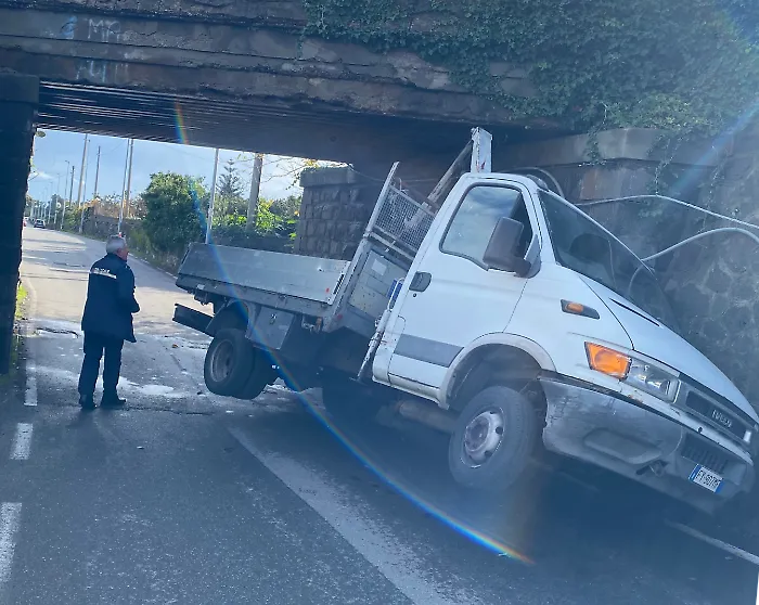 Gru sul cassone incastra camion in un sottopasso: traffico paralizzato e isolamento a Calatabiano