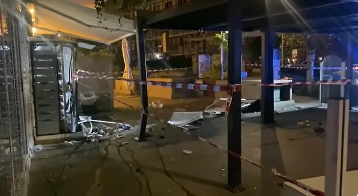 Ordigno per far saltare un distributore di sigarette: vetri in frantumi e indagini in corso