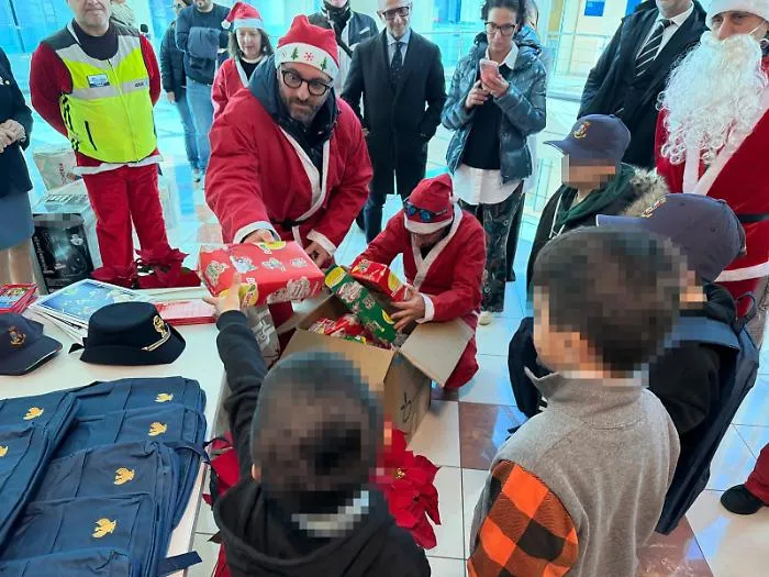 Sirene blu tra le luci di Natale: la carovana della Polizia entra al Policlinico di Catania e accende i sorrisi in Oncoematologia pediatrica