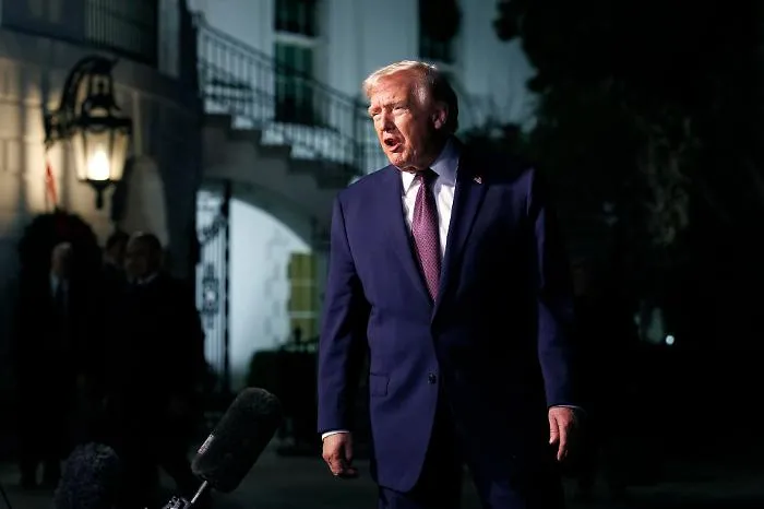 &ldquo;Una telefonata e due tavoli&rdquo;: cosa c&rsquo;&egrave; davvero dietro il filo diretto Trump‑Putin prima del faccia a faccia con Zelensky