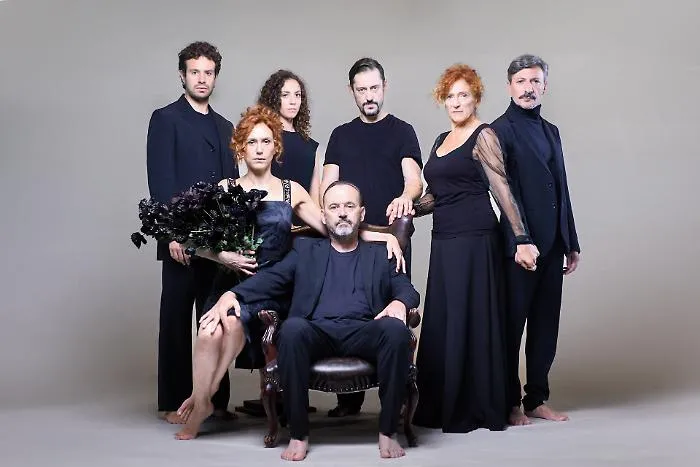 La compagnia al completo