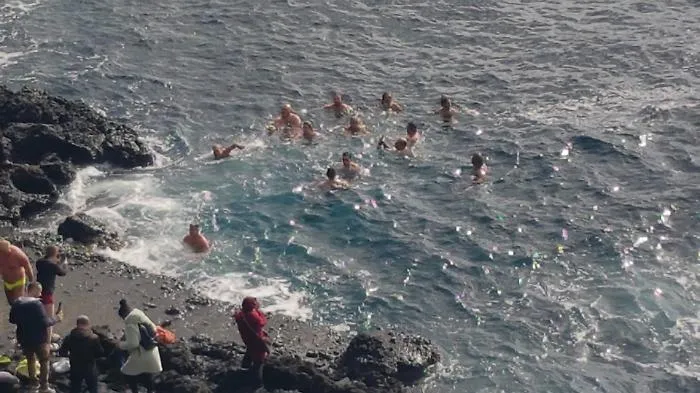 Aci Castello, tuffo di Capodanno e la tradizionale torta in piazza