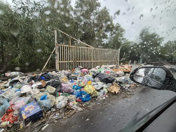 Cumulo di rifiuti in via San Giuseppe La Rena