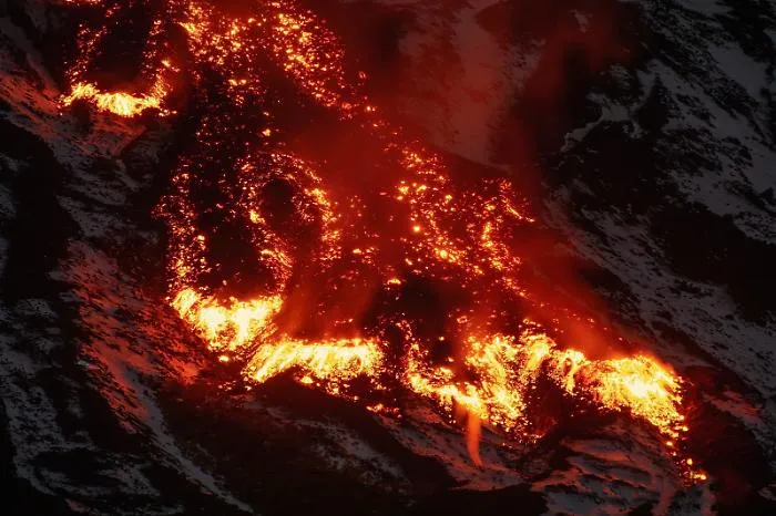 L'Etna e la nuova colata, nessun pericolo per i centri abitati ma l'allerta resta gialla: preoccupa l'afflusso di visitatori
