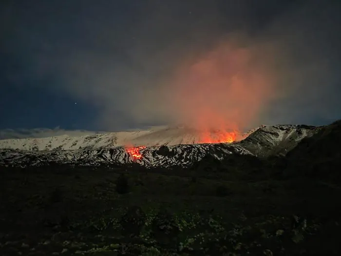 Etna, continua l'eruzione iniziata a Capodanno:  il campo lavico in Valle del Bove &egrave; ancora alimentato