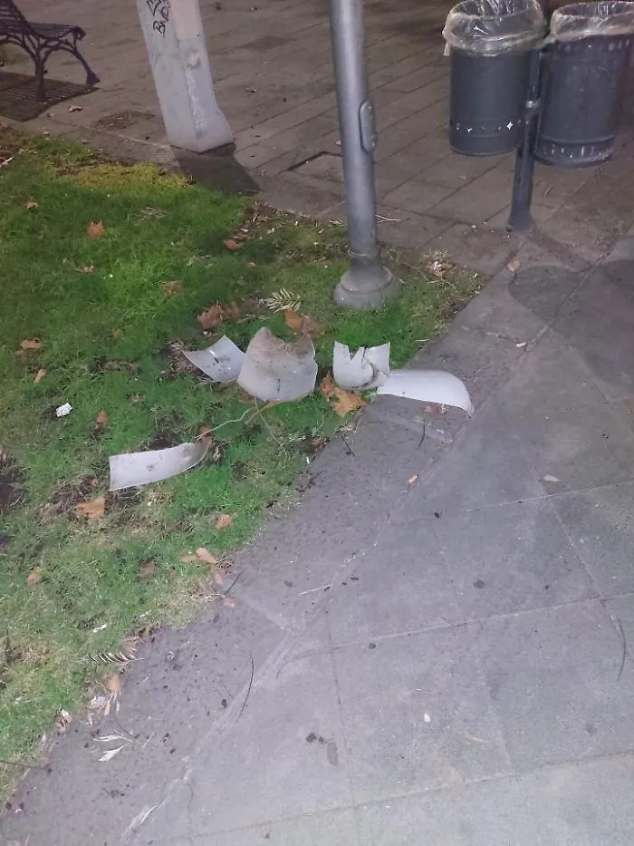 Il lampione rotto in piazza Cavour