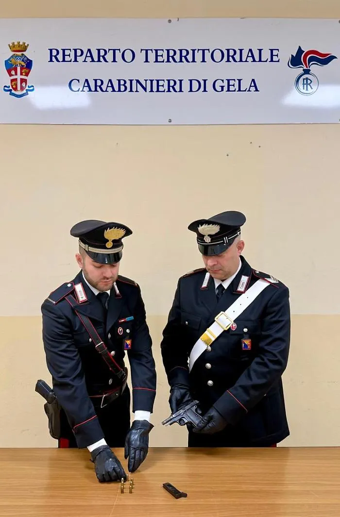 Arrestato a Gela dopo minacce di morte alla moglie e le foto con la pistola: 46enne trasferito in carcere