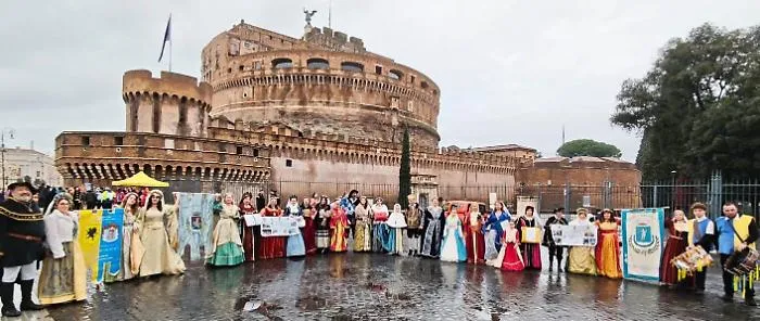 Il gruppo storico Abatellis Branciforti incanta Roma all'Epifania: sfilata da Castel Sant'Angelo a Piazza San Pietro e benedizione di Papa Leone XIV