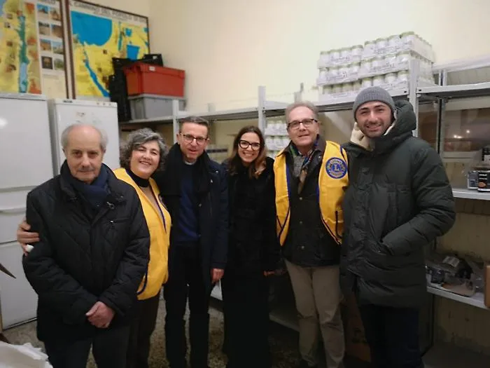 I sacchi della spesa per i pi&ugrave; bisognosi, le donazioni Lions al parroco della cattedrale di Ragusa