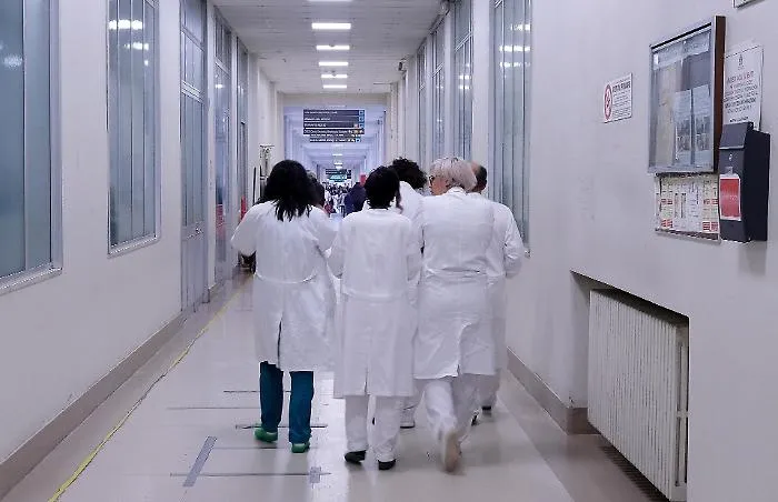 Ospedali, medici fino a 72 anni: la proroga che il governo prepara nel Milleproroghe