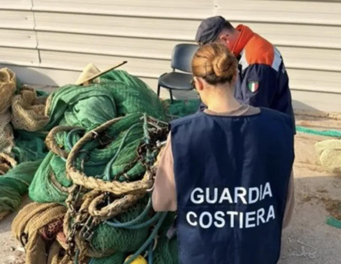 Peschereccio beccato a strascico sotto costa: Guardia costiera di Pozzallo multa e dona il pescato