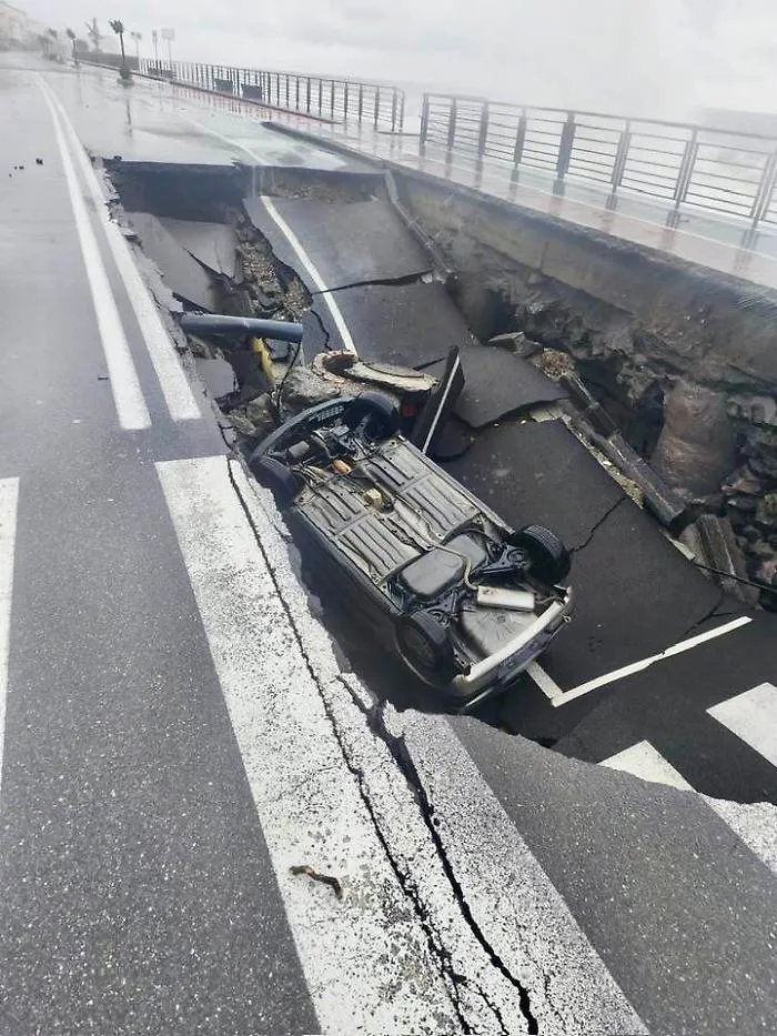 Auto risucchiata nella voragine 