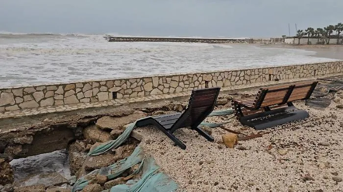 Ciclone Harry, tempesta di vento sull'Agrigentino: si apre una voragine a San Leone, auto distrutte dai cartelloni