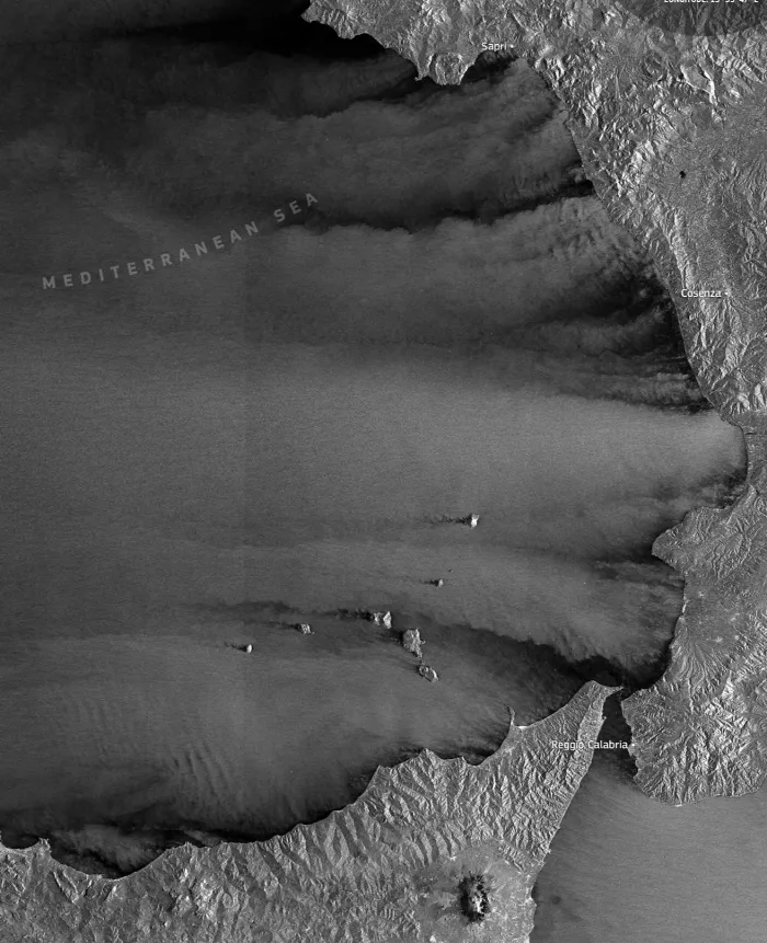 La "zampata" della tempesta Harry sul Mar Tirreno meridionale: Sentinel-1 cattura scie e turbolenze