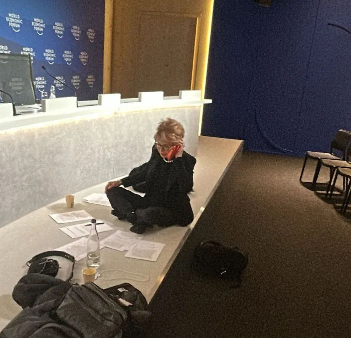 Allarme incendio a Davos, Lilli Gruber evacuata dal Congress Center mentre conduce Otto e Mezzo