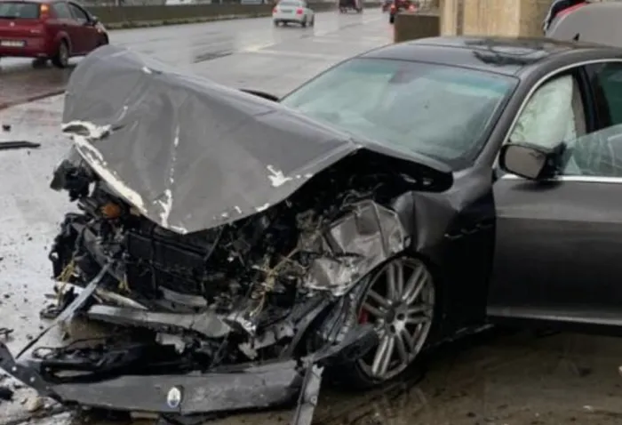 Modica, Maserati nera si schianta contro un muro