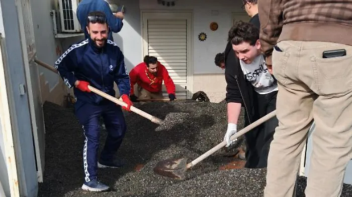 Gli "angeli dello jonio" in prima linea: rinunciano alle lezioni per salvare spiagge e negozi