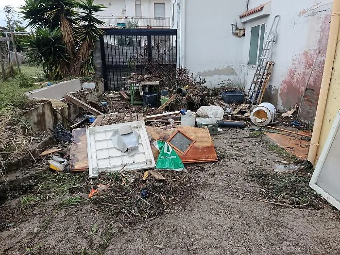 Galati sotto assedio del mare: famiglie evacuate, barriere danneggiate 