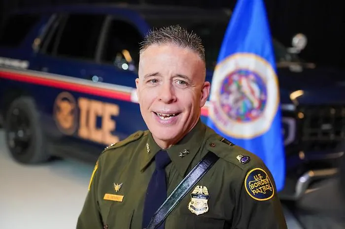 Il comandante col cappotto: ascesa e contraddizioni di Greg Bovino, il volto duro dell&rsquo;immigrazione in America