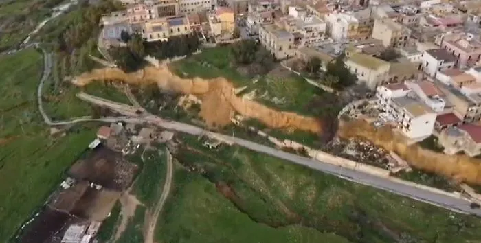 Paura a Niscemi: una frana mette a rischio un intero quartiere, 500 persone evacuate, scuole chiuse