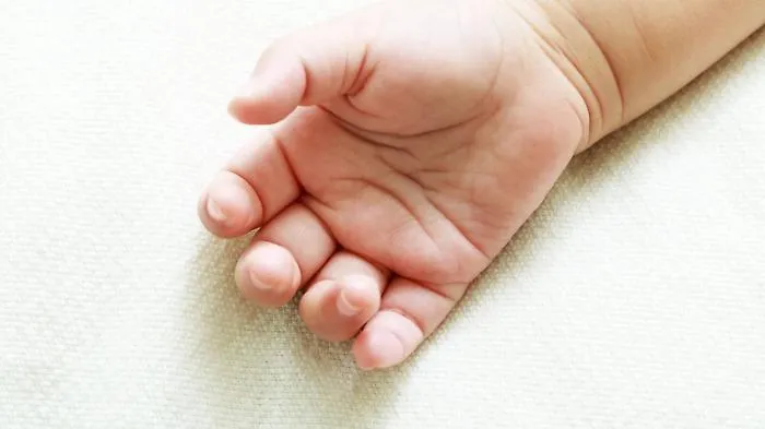 Vittoria, muore a 26 giorni mentre la mamma la sta allattando