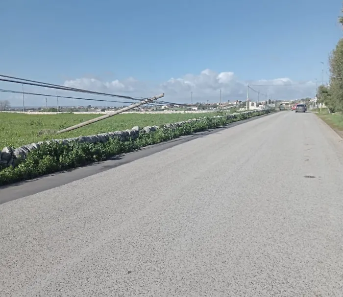 Raffiche di vento, a Quartarella (Modica) cadono i pali della telefonia