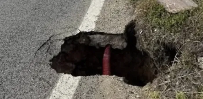 Si apre una voragine lungo la strada che costeggia la costa, pericolo a Ispica